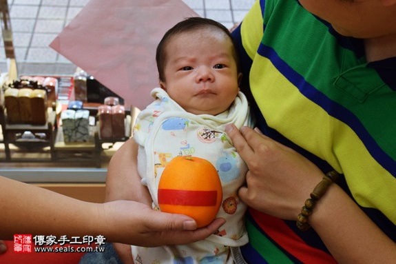 剃胎毛、滿月剃頭、嬰兒剃頭、嬰兒理髮、嬰兒剃髮、嬰兒剃胎毛、嬰兒滿月剃頭、寶寶剃頭、剃胎毛儀式、剃胎毛吉祥話、滿月剃頭儀式、滿月剃頭吉祥話、寶寶剃胎毛、寶寶滿月剃頭理髮、新竹香山區剃胎毛、新竹香山區滿月剃頭、新竹香山區嬰兒剃頭剃胎毛、新竹香山區嬰兒理髮、新竹香山區嬰兒剃髮、許寶寶(新竹香山區嬰兒寶寶滿月剃頭理髮、免費嬰兒剃胎毛儀式吉祥話)。中國風會場，爸媽寶貝免費穿「日中韓」古裝禮服。專業拍照、DVD光碟、證書。★購買「臍帶章、肚臍章、胎毛筆刷印章」贈送：剃頭、收涎、抓周，三選一。2016.09.08  照片9