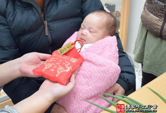 剃胎毛、滿月剃頭、嬰兒剃頭、嬰兒理髮、嬰兒剃髮、嬰兒剃胎毛、嬰兒滿月剃頭、寶寶剃頭、剃胎毛儀式、剃胎毛吉祥話、滿月剃頭儀式、滿月剃頭吉祥話、寶寶剃胎毛、寶寶滿月剃頭理髮、新竹香山區剃胎毛、新竹香山區滿月剃頭、新竹香山區嬰兒剃頭剃胎毛、新竹香山區嬰兒理髮、新竹香山區嬰兒剃髮、林寶寶(新竹香山區嬰兒寶寶滿月剃頭理髮、免費嬰兒剃胎毛儀式吉祥話)。中國風會場，爸媽寶貝免費穿「日中韓」古裝禮服。專業拍照、DVD光碟、證書。★購買「臍帶章、肚臍章、胎毛筆刷印章」贈送：剃頭、收涎、抓周，三選一。2016.01.29 照片6