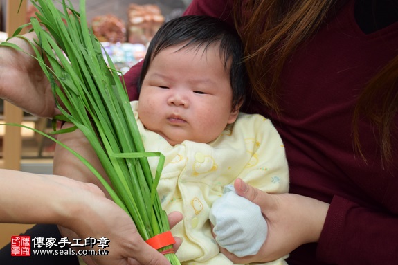 剃胎毛、滿月剃頭、嬰兒剃頭、嬰兒理髮、嬰兒剃髮、嬰兒剃胎毛、嬰兒滿月剃頭、寶寶剃頭、剃胎毛儀式、剃胎毛吉祥話、滿月剃頭儀式、滿月剃頭吉祥話、寶寶剃胎毛、寶寶滿月剃頭理髮、新北永和區剃胎毛、新北永和區滿月剃頭、新北永和區嬰兒剃頭剃胎毛、新北永和區嬰兒理髮、新北永和區嬰兒剃髮、王寶寶(新北永和區嬰兒寶寶滿月剃頭理髮、免費嬰兒剃胎毛儀式吉祥話)。中國風會場，爸媽寶貝免費穿「日中韓」古裝禮服。專業拍照、DVD光碟、證書。★購買「臍帶章、肚臍章、胎毛筆刷印章」贈送：剃頭、收涎、抓周，三選一。2017.02.19 照片11