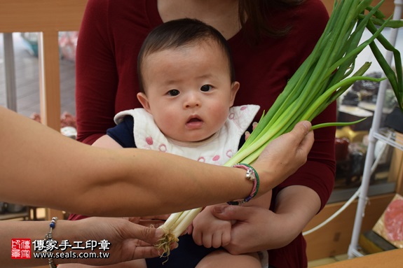 剃胎毛、滿月剃頭、嬰兒剃頭、嬰兒理髮、嬰兒剃髮、嬰兒剃胎毛、嬰兒滿月剃頭、寶寶剃頭、剃胎毛儀式、剃胎毛吉祥話、滿月剃頭儀式、滿月剃頭吉祥話、寶寶剃胎毛、寶寶滿月剃頭理髮、新北永和區剃胎毛、新北永和區滿月剃頭、新北永和區嬰兒剃頭剃胎毛、新北永和區嬰兒理髮、新北永和區嬰兒剃髮、施寶寶(新北永和區嬰兒寶寶滿月剃頭理髮、免費嬰兒剃胎毛儀式吉祥話)。中國風會場，爸媽寶貝免費穿「日中韓」古裝禮服。專業拍照、DVD光碟、證書。★購買「臍帶章、肚臍章、胎毛筆刷印章」贈送：剃頭、收涎、抓周，三選一。2017.05.11 照片12