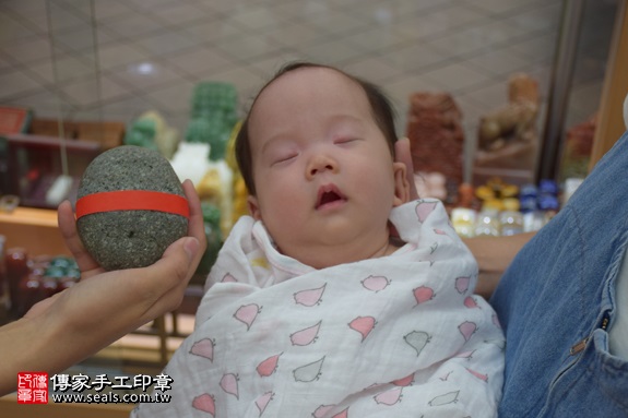 剃胎毛、滿月剃頭、嬰兒剃頭、嬰兒理髮、嬰兒剃髮、嬰兒剃胎毛、嬰兒滿月剃頭、寶寶剃頭、剃胎毛儀式、剃胎毛吉祥話、滿月剃頭儀式、滿月剃頭吉祥話、寶寶剃胎毛、寶寶滿月剃頭理髮、 新北市永和地區剃胎毛、新北市永和地區滿月剃頭、新北市永和地區嬰兒剃頭剃胎毛、新北市永和地區嬰兒理髮、新北市嬰兒剃髮、江寶寶(新北永和區)嬰兒寶寶滿月剃頭理髮、免費嬰兒剃胎毛儀式吉祥話)。中國風會場，爸媽寶貝免費穿「日中韓」古裝禮服。專業拍照、DVD光碟、證書。★購買「臍帶章、肚臍章、胎毛筆刷印章」贈送：剃頭、收涎、抓周，三選一。2017.09.04照片5