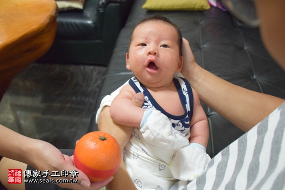 剃胎毛、滿月剃頭、嬰兒剃頭、嬰兒理髮、嬰兒剃髮、嬰兒剃胎毛、嬰兒滿月剃頭、寶寶剃頭、剃胎毛儀式、剃胎毛吉祥話、滿月剃頭儀式、滿月剃頭吉祥話、寶寶剃胎毛、寶寶滿月剃頭理髮、 新北市中和地區剃胎毛、新北市中和地區滿月剃頭、新北市中和地區嬰兒剃頭剃胎毛、新北市中和地區嬰兒理髮、新北市嬰兒剃髮、林寶寶(新北中和區到府嬰兒寶寶滿月剃頭理髮、免費到府嬰兒剃胎毛儀式吉祥話)。到府剃頭剃胎毛主持、專業拍照、DVD光碟、證書。★購買「臍帶章、肚臍章、胎毛筆刷印章」贈送：剃頭、收涎、抓周，三選一。2017.09.10照片8