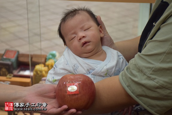 剃胎毛、滿月剃頭、嬰兒剃頭、嬰兒理髮、嬰兒剃髮、嬰兒剃胎毛、嬰兒滿月剃頭、寶寶剃頭、剃胎毛儀式、剃胎毛吉祥話、滿月剃頭儀式、滿月剃頭吉祥話、寶寶剃胎毛、寶寶滿月剃頭理髮、 新北市永和地區剃胎毛、新北市永和地區滿月剃頭、新北市永和地區嬰兒剃頭剃胎毛、新北市永和地區嬰兒理髮、新北市嬰兒剃髮、張寶寶(新北永和區嬰兒寶寶滿月剃頭理髮、免費嬰兒剃胎毛儀式吉祥話)。中國風會場，爸媽寶貝免費穿「日中韓」古裝禮服。專業拍照、DVD光碟、證書。★購買「臍帶章、肚臍章、胎毛筆刷印章」贈送：剃頭、收涎、抓周，三選一。2017.10.25照片9