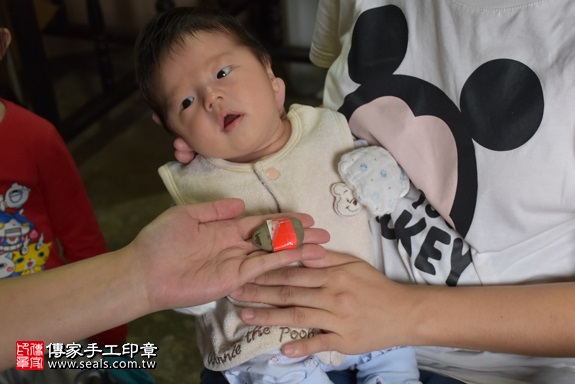 剃胎毛、滿月剃頭、嬰兒剃頭、嬰兒理髮、嬰兒剃髮、嬰兒剃胎毛、嬰兒滿月剃頭、寶寶剃頭、剃胎毛儀式、剃胎毛吉祥話、滿月剃頭儀式、滿月剃頭吉祥話、寶寶剃胎毛、寶寶滿月剃頭理髮、 桃園市桃園地區剃胎毛、桃園市桃園地區滿月剃頭、桃園市桃園地區嬰兒剃頭剃胎毛、桃園市桃園地區嬰兒理髮、新北市嬰兒剃髮、林寶寶(新北新店區到府嬰兒寶寶滿月剃頭理髮、免費到府嬰兒剃胎毛儀式吉祥話)。到府剃頭剃胎毛主持、專業拍照、DVD光碟、證書。★購買「臍帶章、肚臍章、胎毛筆刷印章」贈送：剃頭、收涎、抓周，三選一。2017.11.11照片5