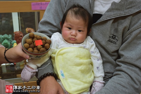 剃胎毛、滿月剃頭、嬰兒剃頭、嬰兒理髮、嬰兒剃髮、嬰兒剃胎毛、嬰兒滿月剃頭、寶寶剃頭、剃胎毛儀式、剃胎毛吉祥話、滿月剃頭儀式、滿月剃頭吉祥話、寶寶剃胎毛、寶寶滿月剃頭理髮、 新北市永和地區剃胎毛、新北市永和地區滿月剃頭、新北市永和地區嬰兒剃頭剃胎毛、新北市永和地區嬰兒理髮、新北市嬰兒剃髮、洪寶寶(新北永和區嬰兒寶寶滿月剃頭理髮、免費嬰兒剃胎毛儀式吉祥話)。中國風會場，爸媽寶貝免費穿「日中韓」古裝禮服。專業拍照、DVD光碟、證書。★購買「臍帶章、肚臍章、胎毛筆刷印章」贈送：剃頭、收涎、抓周，三選一。2017.12.12照片7