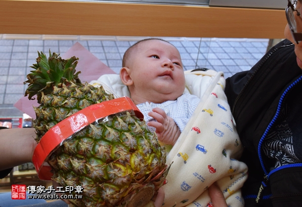 剃胎毛、滿月剃頭、嬰兒剃頭、嬰兒理髮、嬰兒剃髮、嬰兒剃胎毛、嬰兒滿月剃頭、寶寶剃頭、剃胎毛儀式、剃胎毛吉祥話、滿月剃頭儀式、滿月剃頭吉祥話、寶寶剃胎毛、寶寶滿月剃頭理髮、新竹香山區剃胎毛、新竹香山區滿月剃頭、新竹香山區嬰兒剃頭剃胎毛、新竹香山區嬰兒理髮、新竹香山區嬰兒剃髮、陳寶寶(新竹香山區嬰兒寶寶滿月剃頭理髮、免費嬰兒剃胎毛儀式吉祥話)。中國風會場，爸媽寶貝免費穿「日中韓」古裝禮服。專業拍照、DVD光碟、證書。★購買「臍帶章、肚臍章、胎毛筆刷印章」贈送：剃頭、收涎、抓周，三選一。2016.03.26  照片15