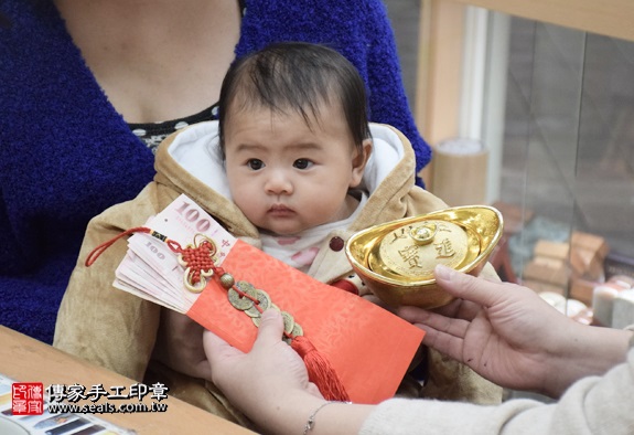剃胎毛、滿月剃頭、嬰兒剃頭、嬰兒理髮、嬰兒剃髮、嬰兒剃胎毛、嬰兒滿月剃頭、寶寶剃頭、剃胎毛儀式、剃胎毛吉祥話、滿月剃頭儀式、滿月剃頭吉祥話、寶寶剃胎毛、寶寶滿月剃頭理髮、新北永和區剃胎毛、新北永和區滿月剃頭、新北永和區嬰兒剃頭剃胎毛、新北永和區嬰兒理髮、新北永和區嬰兒剃髮、林寶寶們(新北永和區嬰兒寶寶滿月剃頭理髮、免費嬰兒剃胎毛儀式吉祥話)。中國風會場，爸媽寶貝免費穿「日中韓」古裝禮服。專業拍照、DVD光碟、證書。★購買「臍帶章、肚臍章、胎毛筆刷印章」贈送：剃頭、收涎、抓周，三選一。2016.03.24  照片15