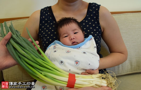 剃胎毛、滿月剃頭、嬰兒剃頭、嬰兒理髮、嬰兒剃髮、嬰兒剃胎毛、嬰兒滿月剃頭、寶寶剃頭、剃胎毛儀式、剃胎毛吉祥話、滿月剃頭儀式、滿月剃頭吉祥話、寶寶剃胎毛、寶寶滿月剃頭理髮、 新竹竹北市剃胎毛、新竹竹北市滿月剃頭、 新竹竹北市嬰兒剃頭剃胎毛、新竹竹北市嬰兒理髮、新竹竹北市嬰兒剃髮、黃寶寶(新竹竹北市到府嬰兒寶寶滿月剃頭理髮、免費到府嬰兒剃胎毛儀式吉祥話)。到府剃頭剃胎毛主持、專業拍照、DVD光碟、證書。★購買「臍帶章、肚臍章、胎毛筆刷印章」贈送：剃頭、收涎、抓周，三選一。2016.10.15  照片12