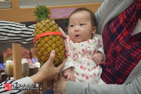 剃胎毛、滿月剃頭、嬰兒剃頭、嬰兒理髮、嬰兒剃髮、嬰兒剃胎毛、嬰兒滿月剃頭、寶寶剃頭、剃胎毛儀式、剃胎毛吉祥話、滿月剃頭儀式、滿月剃頭吉祥話、寶寶剃胎毛、寶寶滿月剃頭理髮、新北永和區剃胎毛、新北永和區滿月剃頭、新北永和區嬰兒剃頭剃胎毛、新北永和區嬰兒理髮、新北永和區嬰兒剃髮、廖寶寶(新北永和區嬰兒寶寶滿月剃頭理髮、免費嬰兒剃胎毛儀式吉祥話)。中國風會場，爸媽寶貝免費穿「日中韓」古裝禮服。專業拍照、DVD光碟、證書。★購買「臍帶章、肚臍章、胎毛筆刷印章」贈送：剃頭、收涎、抓周，三選一。2017.02.05 照片14