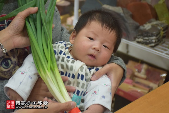 剃胎毛、滿月剃頭、嬰兒剃頭、嬰兒理髮、嬰兒剃髮、嬰兒剃胎毛、嬰兒滿月剃頭、寶寶剃頭、剃胎毛儀式、剃胎毛吉祥話、滿月剃頭儀式、滿月剃頭吉祥話、寶寶剃胎毛、寶寶滿月剃頭理髮、新北永和區剃胎毛、新北永和區滿月剃頭、新北永和區嬰兒剃頭剃胎毛、新北永和區嬰兒理髮、新北永和區嬰兒剃髮、陳寶寶(新北永和區嬰兒寶寶滿月剃頭理髮、免費嬰兒剃胎毛儀式吉祥話)。中國風會場，爸媽寶貝免費穿「日中韓」古裝禮服。專業拍照、DVD光碟、證書。★購買「臍帶章、肚臍章、胎毛筆刷印章」贈送：剃頭、收涎、抓周，三選一。2017.02.15 照片12