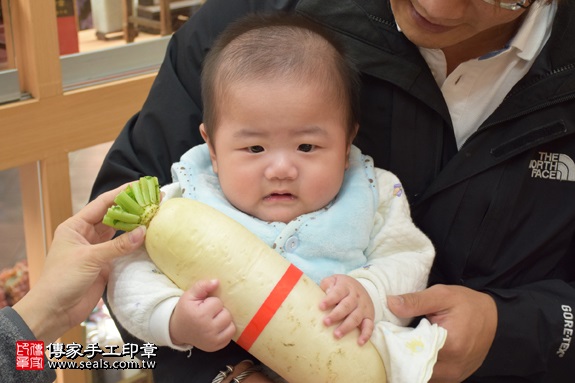 剃胎毛、滿月剃頭、嬰兒剃頭、嬰兒理髮、嬰兒剃髮、嬰兒剃胎毛、嬰兒滿月剃頭、寶寶剃頭、剃胎毛儀式、剃胎毛吉祥話、滿月剃頭儀式、滿月剃頭吉祥話、寶寶剃胎毛、寶寶滿月剃頭理髮、新北永和區剃胎毛、新北永和區滿月剃頭、新北永和區嬰兒剃頭剃胎毛、新北永和區嬰兒理髮、新北永和區嬰兒剃髮、游寶寶(新北永和區嬰兒寶寶滿月剃頭理髮、免費嬰兒剃胎毛儀式吉祥話)。中國風會場，爸媽寶貝免費穿「日中韓」古裝禮服。專業拍照、DVD光碟、證書。★購買「臍帶章、肚臍章、胎毛筆刷印章」贈送：剃頭、收涎、抓周，三選一。2017.04.02 照片23