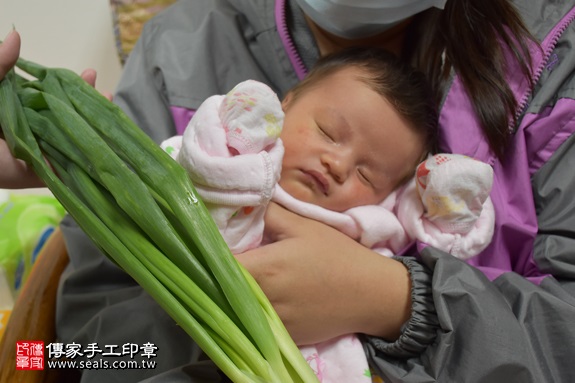 剃胎毛、滿月剃頭、嬰兒剃頭、嬰兒理髮、嬰兒剃髮、嬰兒剃胎毛、嬰兒滿月剃頭、寶寶剃頭、剃胎毛儀式、剃胎毛吉祥話、滿月剃頭儀式、滿月剃頭吉祥話、寶寶剃胎毛、寶寶滿月剃頭理髮、 台北文山區剃胎毛、台北文山區滿月剃頭、 台北文山區嬰兒剃頭剃胎毛、台北文山區嬰兒理髮、台北文山區嬰兒剃髮、余寶寶(台北文山區到府嬰兒寶寶滿月剃頭理髮、免費到府嬰兒剃胎毛儀式吉祥話)。到府剃頭剃胎毛主持、專業拍照、DVD光碟、證書。★購買「臍帶章、肚臍章、胎毛筆刷印章」贈送：剃頭、收涎、抓周，三選一。2017.04.11  照片8