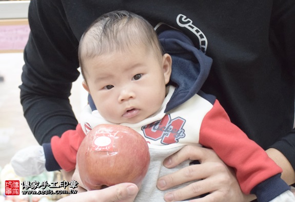 剃胎毛、滿月剃頭、嬰兒剃頭、嬰兒理髮、嬰兒剃髮、嬰兒剃胎毛、嬰兒滿月剃頭、寶寶剃頭、剃胎毛儀式、剃胎毛吉祥話、滿月剃頭儀式、滿月剃頭吉祥話、寶寶剃胎毛、寶寶滿月剃頭理髮、新北永和區剃胎毛、新北永和區滿月剃頭、新北永和區嬰兒剃頭剃胎毛、新北永和區嬰兒理髮、新北永和區嬰兒剃髮、吳寶寶(新北永和區嬰兒寶寶滿月剃頭理髮、免費嬰兒剃胎毛儀式吉祥話)。中國風會場，爸媽寶貝免費穿「日中韓」古裝禮服。專業拍照、DVD光碟、證書。★購買「臍帶章、肚臍章、胎毛筆刷印章」贈送：剃頭、收涎、抓周，三選一。2016.01.31 照片10