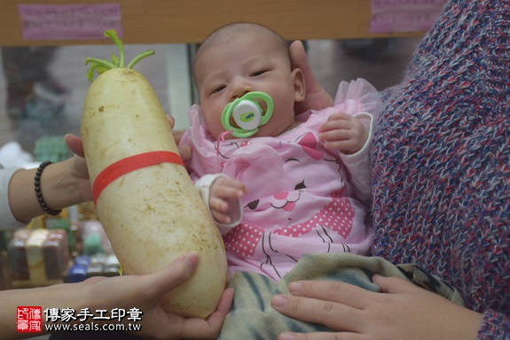 剃胎毛、滿月剃頭、嬰兒剃頭、嬰兒理髮、嬰兒剃髮、嬰兒剃胎毛、嬰兒滿月剃頭、寶寶剃頭、剃胎毛儀式、剃胎毛吉祥話、滿月剃頭儀式、滿月剃頭吉祥話、寶寶剃胎毛、寶寶滿月剃頭理髮、新北永和區剃胎毛、新北永和區滿月剃頭、新北永和區嬰兒剃頭剃胎毛、新北永和區嬰兒理髮、新北永和區嬰兒剃髮、劉寶寶(新北永和區嬰兒寶寶滿月剃頭理髮、免費嬰兒剃胎毛儀式吉祥話)。中國風會場，爸媽寶貝免費穿「日中韓」古裝禮服。專業拍照、DVD光碟、證書。★購買「臍帶章、肚臍章、胎毛筆刷印章」贈送：剃頭、收涎、抓周，三選一。2017.04.01 照片13