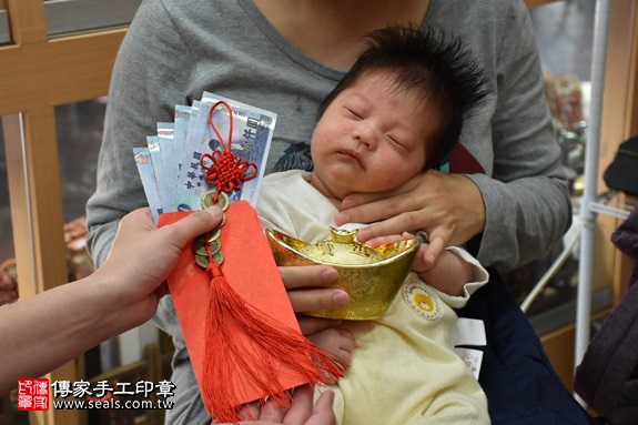 剃胎毛、滿月剃頭、嬰兒剃頭、嬰兒理髮、嬰兒剃髮、嬰兒剃胎毛、嬰兒滿月剃頭、寶寶剃頭、剃胎毛儀式、剃胎毛吉祥話、滿月剃頭儀式、滿月剃頭吉祥話、寶寶剃胎毛、寶寶滿月剃頭理髮、新北永和區剃胎毛、新北永和區滿月剃頭、新北永和區嬰兒剃頭剃胎毛、新北永和區嬰兒理髮、新北永和區嬰兒剃髮、陳寶寶(新北永和區嬰兒寶寶滿月剃頭理髮、免費嬰兒剃胎毛儀式吉祥話)。中國風會場，爸媽寶貝免費穿「日中韓」古裝禮服。專業拍照、DVD光碟、證書。★購買「臍帶章、肚臍章、胎毛筆刷印章」贈送：剃頭、收涎、抓周，三選一。2017.05.29 照片15