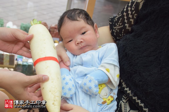 剃胎毛、滿月剃頭、嬰兒剃頭、嬰兒理髮、嬰兒剃髮、嬰兒剃胎毛、嬰兒滿月剃頭、寶寶剃頭、剃胎毛儀式、剃胎毛吉祥話、滿月剃頭儀式、滿月剃頭吉祥話、寶寶剃胎毛、寶寶滿月剃頭理髮、新北永和區剃胎毛、新北永和區滿月剃頭、新北永和區嬰兒剃頭剃胎毛、新北永和區嬰兒理髮、新北永和區嬰兒剃髮、呂寶寶(新北永和區嬰兒寶寶滿月剃頭理髮、免費嬰兒剃胎毛儀式吉祥話)。中國風會場，爸媽寶貝免費穿「日中韓」古裝禮服。專業拍照、DVD光碟、證書。★購買「臍帶章、肚臍章、胎毛筆刷印章」贈送：剃頭、收涎、抓周，三選一。2017.06.11 照片11