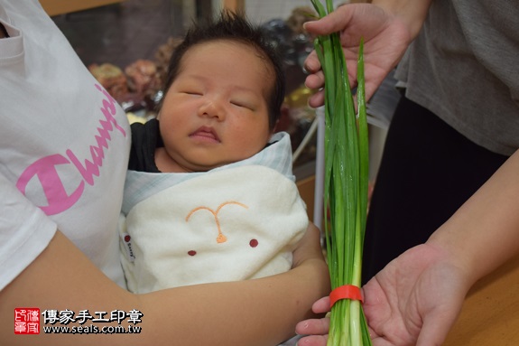 剃胎毛、滿月剃頭、嬰兒剃頭、嬰兒理髮、嬰兒剃髮、嬰兒剃胎毛、嬰兒滿月剃頭、寶寶剃頭、剃胎毛儀式、剃胎毛吉祥話、滿月剃頭儀式、滿月剃頭吉祥話、寶寶剃胎毛、寶寶滿月剃頭理髮、新北永和區剃胎毛、新北永和區滿月剃頭、新北永和區嬰兒剃頭剃胎毛、新北永和區嬰兒理髮、新北永和區嬰兒剃髮、趙寶寶(新北永和區嬰兒寶寶滿月剃頭理髮、免費嬰兒剃胎毛儀式吉祥話)。中國風會場，爸媽寶貝免費穿「日中韓」古裝禮服。專業拍照、DVD光碟、證書。★購買「臍帶章、肚臍章、胎毛筆刷印章」贈送：剃頭、收涎、抓周，三選一。2017.07.24 照片12