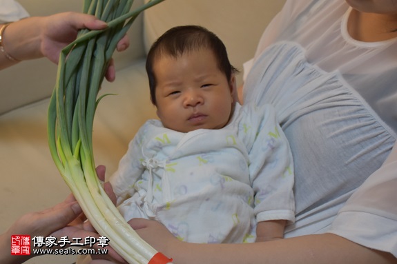 剃胎毛、滿月剃頭、嬰兒剃頭、嬰兒理髮、嬰兒剃髮、嬰兒剃胎毛、嬰兒滿月剃頭、寶寶剃頭、剃胎毛儀式、剃胎毛吉祥話、滿月剃頭儀式、滿月剃頭吉祥話、寶寶剃胎毛、寶寶滿月剃頭理髮、 新北市土城地區剃胎毛、新北市土城地區滿月剃頭、新北市土城地區嬰兒剃頭剃胎毛、新北市土城地區嬰兒理髮、新北市嬰兒剃髮、 楊寶寶(新北土城區到府嬰兒寶寶滿月剃頭理髮、免費到府嬰兒剃胎毛儀式吉祥話)。到府剃頭剃胎毛主持、專業拍照、DVD光碟、證書。★購買「臍帶章、肚臍章、胎毛筆刷印章」贈送：剃頭、收涎、抓周，三選一。2017.08.12照片12