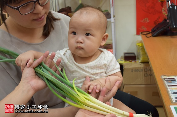 剃胎毛、滿月剃頭、嬰兒剃頭、嬰兒理髮、嬰兒剃髮、嬰兒剃胎毛、嬰兒滿月剃頭、寶寶剃頭、剃胎毛儀式、剃胎毛吉祥話、滿月剃頭儀式、滿月剃頭吉祥話、寶寶剃胎毛、寶寶滿月剃頭理髮、 新北市永和地區剃胎毛、新北市永和地區滿月剃頭、新北市永和地區嬰兒剃頭剃胎毛、新北市永和地區嬰兒理髮、新北市嬰兒剃髮、 許寶寶(新北永和區嬰兒寶寶滿月剃頭理髮、免費嬰兒剃胎毛儀式吉祥話)。中國風會場，爸媽寶貝免費穿「日中韓」古裝禮服。專業拍照、DVD光碟、證書。★購買「臍帶章、肚臍章、胎毛筆刷印章」贈送：剃頭、收涎、抓周，三選一。2017.08.28照片11