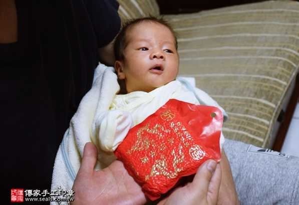 剃胎毛、滿月剃頭、嬰兒剃頭、嬰兒理髮、嬰兒剃髮、嬰兒剃胎毛、嬰兒滿月剃頭、寶寶剃頭、剃胎毛儀式、剃胎毛吉祥話、滿月剃頭儀式、滿月剃頭吉祥話、寶寶剃胎毛、寶寶滿月剃頭理髮、 新北三重區剃胎毛、新北三重區滿月剃頭、 新北三重區嬰兒剃頭剃胎毛、新北三重區嬰兒理髮、新北三重區嬰兒剃髮、李寶寶(新北三重區到府嬰兒寶寶滿月剃頭理髮、免費到府嬰兒剃胎毛儀式吉祥話)。到府剃頭剃胎毛主持、專業拍照、DVD光碟、證書。★購買「臍帶章、肚臍章、胎毛筆刷印章」贈送：剃頭、收涎、抓周，三選一。2016.04.27  照片6