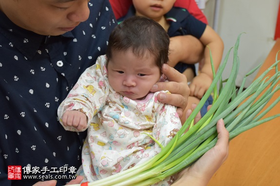 剃胎毛、滿月剃頭、嬰兒剃頭、嬰兒理髮、嬰兒剃髮、嬰兒剃胎毛、嬰兒滿月剃頭、寶寶剃頭、剃胎毛儀式、剃胎毛吉祥話、滿月剃頭儀式、滿月剃頭吉祥話、寶寶剃胎毛、寶寶滿月剃頭理髮、 新北市永和地區剃胎毛、新北市永和地區滿月剃頭、新北市永和地區嬰兒剃頭剃胎毛、新北市永和地區嬰兒理髮、新北市嬰兒剃髮、陳寶寶(新北永和區嬰兒寶寶滿月剃頭理髮、免費嬰兒剃胎毛儀式吉祥話)。中國風會場，爸媽寶貝免費穿「日中韓」古裝禮服。專業拍照、DVD光碟、證書。★購買「臍帶章、肚臍章、胎毛筆刷印章」贈送：剃頭、收涎、抓周，三選一。2017.09.10照片11