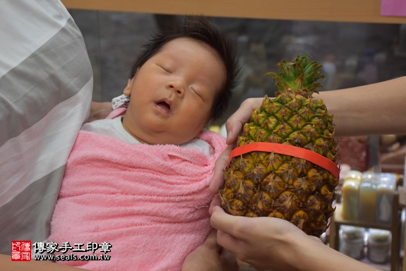 剃胎毛、滿月剃頭、嬰兒剃頭、嬰兒理髮、嬰兒剃髮、嬰兒剃胎毛、嬰兒滿月剃頭、寶寶剃頭、剃胎毛儀式、剃胎毛吉祥話、滿月剃頭儀式、滿月剃頭吉祥話、寶寶剃胎毛、寶寶滿月剃頭理髮、 新北市永和區剃胎毛、新北市永和區滿月剃頭、新北市永和區嬰兒剃頭剃胎毛、新北市永和區嬰兒理髮、新北市嬰兒剃髮、廖寶寶(新北永和區嬰兒寶寶滿月剃頭理髮、免費嬰兒剃胎毛儀式吉祥話)。中國風會場，爸媽寶貝免費穿「日中韓」古裝禮服。專業拍照、DVD光碟、證書。★購買「臍帶章、肚臍章、胎毛筆刷印章」贈送：剃頭、收涎、抓周，三選一。2017.10.15照片11