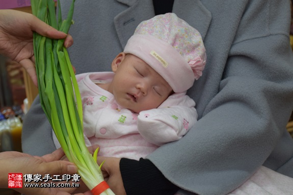 剃胎毛、滿月剃頭、嬰兒剃頭、嬰兒理髮、嬰兒剃髮、嬰兒剃胎毛、嬰兒滿月剃頭、寶寶剃頭、剃胎毛儀式、剃胎毛吉祥話、滿月剃頭儀式、滿月剃頭吉祥話、寶寶剃胎毛、寶寶滿月剃頭理髮、 新北市永和地區剃胎毛、新北市永和地區滿月剃頭、新北市永和地區嬰兒剃頭剃胎毛、新北市永和地區嬰兒理髮、新北市嬰兒剃髮、謝寶寶(新北永和區嬰兒寶寶滿月剃頭理髮、免費嬰兒剃胎毛儀式吉祥話)。中國風會場，爸媽寶貝免費穿「日中韓」古裝禮服。專業拍照、DVD光碟、證書。★購買「臍帶章、肚臍章、胎毛筆刷印章」贈送：剃頭、收涎、抓周，三選一。2017.12.19照片12