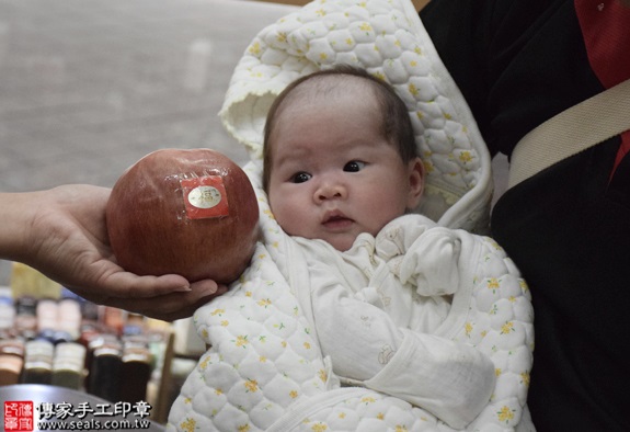 剃胎毛、滿月剃頭、嬰兒剃頭、嬰兒理髮、嬰兒剃髮、嬰兒剃胎毛、嬰兒滿月剃頭、寶寶剃頭、剃胎毛儀式、剃胎毛吉祥話、滿月剃頭儀式、滿月剃頭吉祥話、寶寶剃胎毛、寶寶滿月剃頭理髮、新北永和區剃胎毛、新北永和區滿月剃頭、新北永和區嬰兒剃頭剃胎毛、新北永和區嬰兒理髮、新北永和區嬰兒剃髮、陳寶寶(新北永和區嬰兒寶寶滿月剃頭理髮、免費嬰兒剃胎毛儀式吉祥話)。中國風會場，爸媽寶貝免費穿「日中韓」古裝禮服。專業拍照、DVD光碟、證書。★購買「臍帶章、肚臍章、胎毛筆刷印章」贈送：剃頭、收涎、抓周，三選一。2016.07.13  照片7