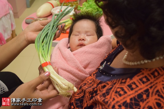 剃胎毛、滿月剃頭、嬰兒剃頭、嬰兒理髮、嬰兒剃髮、嬰兒剃胎毛、嬰兒滿月剃頭、寶寶剃頭、剃胎毛儀式、剃胎毛吉祥話、滿月剃頭儀式、滿月剃頭吉祥話、寶寶剃胎毛、寶寶滿月剃頭理髮、 台中南屯區剃胎毛、台中南屯區滿月剃頭、 台中南屯區嬰兒剃頭剃胎毛、台中南屯區嬰兒理髮、台中南屯區嬰兒剃髮、潘寶寶(台中南屯區到府嬰兒寶寶滿月剃頭理髮、免費到府嬰兒剃胎毛儀式吉祥話)。到府剃頭剃胎毛主持、專業拍照、DVD光碟、證書。★購買「臍帶章、肚臍章、胎毛筆刷印章」贈送：剃頭、收涎、抓周，三選一。2016.07.20  照片12