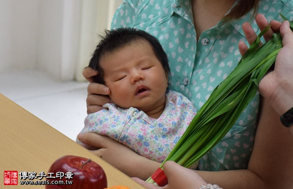 剃胎毛、滿月剃頭、嬰兒剃頭、嬰兒理髮、嬰兒剃髮、嬰兒剃胎毛、嬰兒滿月剃頭、寶寶剃頭、剃胎毛儀式、剃胎毛吉祥話、滿月剃頭儀式、滿月剃頭吉祥話、寶寶剃胎毛、寶寶滿月剃頭理髮、新竹香山區剃胎毛、新竹香山區滿月剃頭、新竹香山區嬰兒剃頭剃胎毛、新竹香山區嬰兒理髮、新竹香山區嬰兒剃髮、張寶寶(新竹香山區嬰兒寶寶滿月剃頭理髮、免費嬰兒剃胎毛儀式吉祥話)。中國風會場，爸媽寶貝免費穿「日中韓」古裝禮服。專業拍照、DVD光碟、證書。★購買「臍帶章、肚臍章、胎毛筆刷印章」贈送：剃頭、收涎、抓周，三選一。2016.08.21  照片10