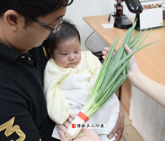 柳寶寶(新北永和區嬰兒寶寶滿月剃頭理髮、免費嬰兒剃胎毛儀式吉祥話)。中國風會場，爸媽寶貝免費穿「日中韓」古裝禮服。專業拍照、DVD光碟、證書。★購買「臍帶章、肚臍章、胎毛筆刷印章」贈送：剃頭、收涎、抓周，三選一。 2015.11.29 照片11