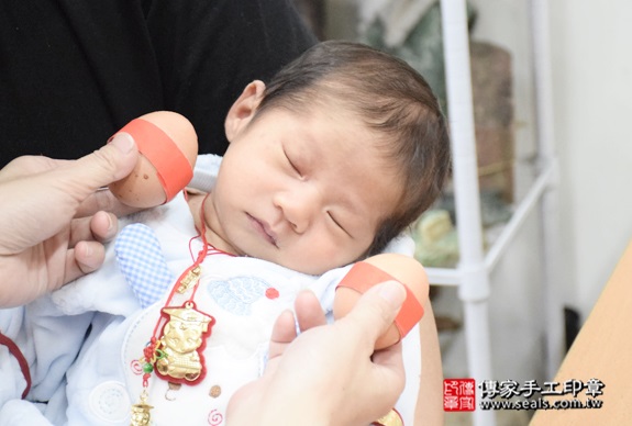 剃胎毛、滿月剃頭、嬰兒剃頭、嬰兒理髮、嬰兒剃髮、嬰兒剃胎毛、嬰兒滿月剃頭、寶寶剃頭、剃胎毛儀式、剃胎毛吉祥話、滿月剃頭儀式、滿月剃頭吉祥話、寶寶剃胎毛、寶寶滿月剃頭理髮、新北永和區剃胎毛、新北永和區滿月剃頭、新北永和區嬰兒剃頭剃胎毛、新北永和區嬰兒理髮、新北永和區嬰兒剃髮、陳寶寶(新北永和區嬰兒寶寶滿月剃頭理髮、免費嬰兒剃胎毛儀式吉祥話)。中國風會場，爸媽寶貝免費穿「日中韓」古裝禮服。專業拍照、DVD光碟、證書。★購買「臍帶章、肚臍章、胎毛筆刷印章」贈送：剃頭、收涎、抓周，三選一。2015.12.21 照片3