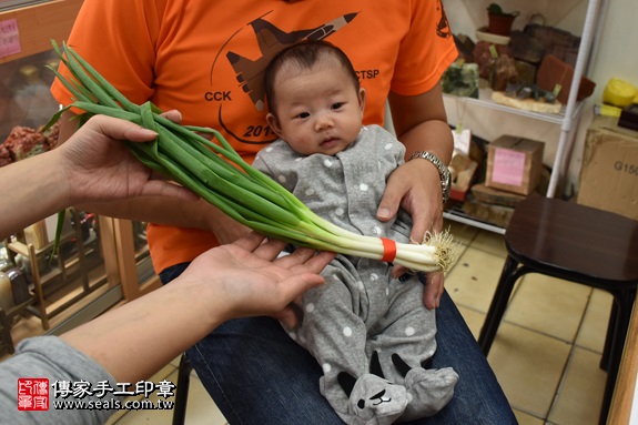 剃胎毛、滿月剃頭、嬰兒剃頭、嬰兒理髮、嬰兒剃髮、嬰兒剃胎毛、嬰兒滿月剃頭、寶寶剃頭、剃胎毛儀式、剃胎毛吉祥話、滿月剃頭儀式、滿月剃頭吉祥話、寶寶剃胎毛、寶寶滿月剃頭理髮、新北永和區剃胎毛、新北永和區滿月剃頭、新北永和區嬰兒剃頭剃胎毛、新北永和區嬰兒理髮、新北永和區嬰兒剃髮、李寶寶(新北永和區嬰兒寶寶滿月剃頭理髮、免費嬰兒剃胎毛儀式吉祥話)。中國風會場，爸媽寶貝免費穿「日中韓」古裝禮服。專業拍照、DVD光碟、證書。★購買「臍帶章、肚臍章、胎毛筆刷印章」贈送：剃頭、收涎、抓周，三選一。2017.01.07 照片13