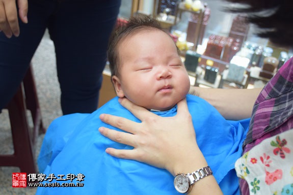 剃胎毛、滿月剃頭、嬰兒剃頭、嬰兒理髮、嬰兒剃髮、嬰兒剃胎毛、嬰兒滿月剃頭、寶寶剃頭、剃胎毛儀式、剃胎毛吉祥話、滿月剃頭儀式、滿月剃頭吉祥話、寶寶剃胎毛、寶寶滿月剃頭理髮、台中北區剃胎毛、台中北區滿月剃頭、台中北區嬰兒剃頭剃胎毛、台中北區嬰兒理髮、台中北區嬰兒剃髮、賴寶寶(台中北區嬰兒寶寶滿月剃頭理髮、免費嬰兒剃胎毛儀式吉祥話)。中國風會場，爸媽寶貝免費穿「日中韓」古裝禮服。專業拍照、DVD光碟、證書。★購買「臍帶章、肚臍章、胎毛筆刷印章」贈送：剃頭、收涎、抓周，三選一。2017.01.13 照片14