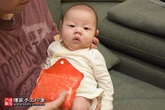 剃胎毛、滿月剃頭、嬰兒剃頭、嬰兒理髮、嬰兒剃髮、嬰兒剃胎毛、嬰兒滿月剃頭、寶寶剃頭、剃胎毛儀式、剃胎毛吉祥話、滿月剃頭儀式、滿月剃頭吉祥話、寶寶剃胎毛、寶寶滿月剃頭理髮、 台北市信義地區剃胎毛、台北市信義地區滿月剃頭、台北市信義地區嬰兒剃頭剃胎毛、台北市信義地區嬰兒理髮、台北市嬰兒剃髮、鄧寶寶(台北信義區到府嬰兒寶寶滿月剃頭理髮、免費到府嬰兒剃胎毛儀式吉祥話)。到府剃頭剃胎毛主持、專業拍照、DVD光碟、證書。★購買「臍帶章、肚臍章、胎毛筆刷印章」贈送：剃頭、收涎、抓周，三選一。2017.11.18照片6