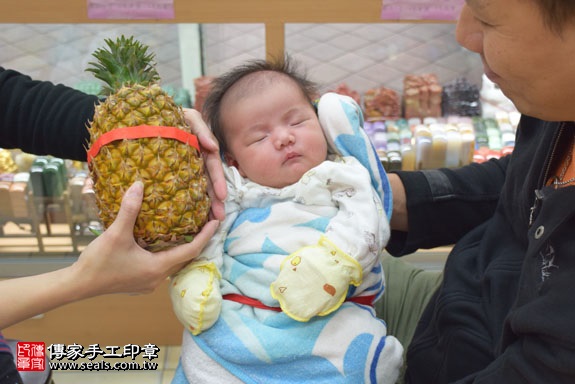 剃胎毛、滿月剃頭、嬰兒剃頭、嬰兒理髮、嬰兒剃髮、嬰兒剃胎毛、嬰兒滿月剃頭、寶寶剃頭、剃胎毛儀式、剃胎毛吉祥話、滿月剃頭儀式、滿月剃頭吉祥話、寶寶剃胎毛、寶寶滿月剃頭理髮、新北永和區剃胎毛、新北永和區滿月剃頭、新北永和區嬰兒剃頭剃胎毛、新北永和區嬰兒理髮、新北永和區嬰兒剃髮、林寶寶(新北永和區嬰兒寶寶滿月剃頭理髮、免費嬰兒剃胎毛儀式吉祥話)。中國風會場，爸媽寶貝免費穿「日中韓」古裝禮服。專業拍照、DVD光碟、證書。★購買「臍帶章、肚臍章、胎毛筆刷印章」贈送：剃頭、收涎、抓周，三選一。2017.02.06 照片14