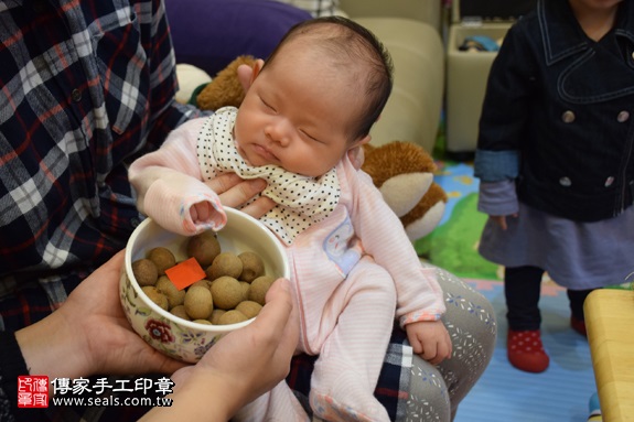 剃胎毛、滿月剃頭、嬰兒剃頭、嬰兒理髮、嬰兒剃髮、嬰兒剃胎毛、嬰兒滿月剃頭、寶寶剃頭、剃胎毛儀式、剃胎毛吉祥話、滿月剃頭儀式、滿月剃頭吉祥話、寶寶剃胎毛、寶寶滿月剃頭理髮、 新北三峽區剃胎毛、新北三峽區滿月剃頭、 新北三峽區嬰兒剃頭剃胎毛、新北三峽區嬰兒理髮、新北三峽區嬰兒剃髮、廖寶寶(新北三峽區到府嬰兒寶寶滿月剃頭理髮、免費到府嬰兒剃胎毛儀式吉祥話)。到府剃頭剃胎毛主持、專業拍照、DVD光碟、證書。★購買「臍帶章、肚臍章、胎毛筆刷印章」贈送：剃頭、收涎、抓周，三選一。2017.03.20  照片7