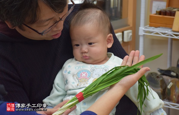 剃胎毛、滿月剃頭、嬰兒剃頭、嬰兒理髮、嬰兒剃髮、嬰兒剃胎毛、嬰兒滿月剃頭、寶寶剃頭、剃胎毛儀式、剃胎毛吉祥話、滿月剃頭儀式、滿月剃頭吉祥話、寶寶剃胎毛、寶寶滿月剃頭理髮、新竹香山區剃胎毛、新竹香山區滿月剃頭、新竹香山區嬰兒剃頭剃胎毛、新竹香山區嬰兒理髮、新竹香山區嬰兒剃髮、林寶寶(新竹香山區嬰兒寶寶滿月剃頭理髮、免費嬰兒剃胎毛儀式吉祥話)。中國風會場，爸媽寶貝免費穿「日中韓」古裝禮服。專業拍照、DVD光碟、證書。★購買「臍帶章、肚臍章、胎毛筆刷印章」贈送：剃頭、收涎、抓周，三選一。2017.03.10 照片10