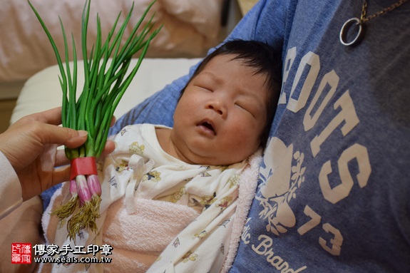 剃胎毛、滿月剃頭、嬰兒剃頭、嬰兒理髮、嬰兒剃髮、嬰兒剃胎毛、嬰兒滿月剃頭、寶寶剃頭、剃胎毛儀式、剃胎毛吉祥話、滿月剃頭儀式、滿月剃頭吉祥話、寶寶剃胎毛、寶寶滿月剃頭理髮、 新北汐止區剃胎毛、新北汐止區滿月剃頭、 新北汐止區嬰兒剃頭剃胎毛、新北汐止區嬰兒理髮、新北汐止區嬰兒剃髮、莊寶寶(新北汐止區到府嬰兒寶寶滿月剃頭理髮、免費到府嬰兒剃胎毛儀式吉祥話)。到府剃頭剃胎毛主持、專業拍照、DVD光碟、證書。★購買「臍帶章、肚臍章、胎毛筆刷印章」贈送：剃頭、收涎、抓周，三選一。2017.04.27  照片10