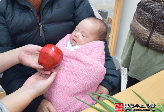 剃胎毛、滿月剃頭、嬰兒剃頭、嬰兒理髮、嬰兒剃髮、嬰兒剃胎毛、嬰兒滿月剃頭、寶寶剃頭、剃胎毛儀式、剃胎毛吉祥話、滿月剃頭儀式、滿月剃頭吉祥話、寶寶剃胎毛、寶寶滿月剃頭理髮、新竹香山區剃胎毛、新竹香山區滿月剃頭、新竹香山區嬰兒剃頭剃胎毛、新竹香山區嬰兒理髮、新竹香山區嬰兒剃髮、林寶寶(新竹香山區嬰兒寶寶滿月剃頭理髮、免費嬰兒剃胎毛儀式吉祥話)。中國風會場，爸媽寶貝免費穿「日中韓」古裝禮服。專業拍照、DVD光碟、證書。★購買「臍帶章、肚臍章、胎毛筆刷印章」贈送：剃頭、收涎、抓周，三選一。2016.01.29 照片8