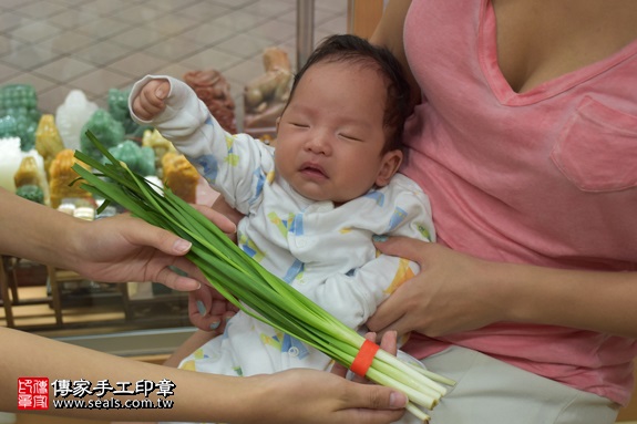 剃胎毛、滿月剃頭、嬰兒剃頭、嬰兒理髮、嬰兒剃髮、嬰兒剃胎毛、嬰兒滿月剃頭、寶寶剃頭、剃胎毛儀式、剃胎毛吉祥話、滿月剃頭儀式、滿月剃頭吉祥話、寶寶剃胎毛、寶寶滿月剃頭理髮、 新北市永和地區剃胎毛、新北市永和地區滿月剃頭、新北市永和地區嬰兒剃頭剃胎毛、新北市永和地區嬰兒理髮、新北市嬰兒剃髮、陳寶寶(新北永和區嬰兒寶寶滿月剃頭理髮、免費嬰兒剃胎毛儀式吉祥話)。中國風會場，爸媽寶貝免費穿「日中韓」古裝禮服。專業拍照、DVD光碟、證書。★購買「臍帶章、肚臍章、胎毛筆刷印章」贈送：剃頭、收涎、抓周，三選一。2017.09.06照片10