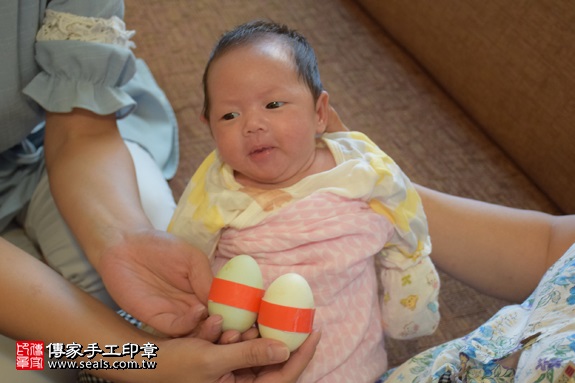 剃胎毛、滿月剃頭、嬰兒剃頭、嬰兒理髮、嬰兒剃髮、嬰兒剃胎毛、嬰兒滿月剃頭、寶寶剃頭、剃胎毛儀式、剃胎毛吉祥話、滿月剃頭儀式、滿月剃頭吉祥話、寶寶剃胎毛、寶寶滿月剃頭理髮、 新北市北投地區剃胎毛、新北市北投地區滿月剃頭、新北市北投地區嬰兒剃頭剃胎毛、新北市北投地區嬰兒理髮、新北市嬰兒剃髮、蘇寶寶(新北北投區到府嬰兒寶寶滿月剃頭理髮、免費到府嬰兒剃胎毛儀式吉祥話)。到府剃頭剃胎毛主持、專業拍照、DVD光碟、證書。★購買「臍帶章、肚臍章、胎毛筆刷印章」贈送：剃頭、收涎、抓周，三選一。2017.09.18照片5