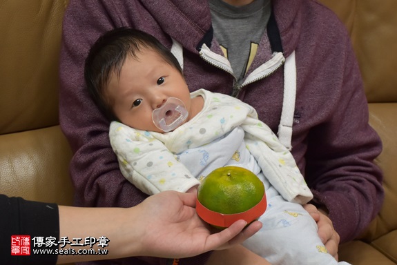 剃胎毛、滿月剃頭、嬰兒剃頭、嬰兒理髮、嬰兒剃髮、嬰兒剃胎毛、嬰兒滿月剃頭、寶寶剃頭、剃胎毛儀式、剃胎毛吉祥話、滿月剃頭儀式、滿月剃頭吉祥話、寶寶剃胎毛、寶寶滿月剃頭理髮、 新北市三重地區剃胎毛、新北市三重地區滿月剃頭、新北市三重地區嬰兒剃頭剃胎毛、新北市三重地區嬰兒理髮、新北市嬰兒剃髮、盧寶寶(新北三重區到府嬰兒寶寶滿月剃頭理髮、免費到府嬰兒剃胎毛儀式吉祥話)。到府剃頭剃胎毛主持、專業拍照、DVD光碟、證書。★購買「臍帶章、肚臍章、胎毛筆刷印章」贈送：剃頭、收涎、抓周，三選一。2017.11.21照片8