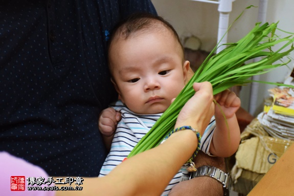 剃胎毛、滿月剃頭、嬰兒剃頭、嬰兒理髮、嬰兒剃髮、嬰兒剃胎毛、嬰兒滿月剃頭、寶寶剃頭、剃胎毛儀式、剃胎毛吉祥話、滿月剃頭儀式、滿月剃頭吉祥話、寶寶剃胎毛、寶寶滿月剃頭理髮、新北永和區剃胎毛、新北永和區滿月剃頭、新北永和區嬰兒剃頭剃胎毛、新北永和區嬰兒理髮、新北永和區嬰兒剃髮、林寶寶(新北永和區嬰兒寶寶滿月剃頭理髮、免費嬰兒剃胎毛儀式吉祥話)。中國風會場，爸媽寶貝免費穿「日中韓」古裝禮服。專業拍照、DVD光碟、證書。★購買「臍帶章、肚臍章、胎毛筆刷印章」贈送：剃頭、收涎、抓周，三選一。2016.07.23  照片11