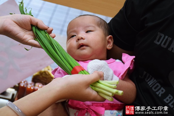 剃胎毛、滿月剃頭、嬰兒剃頭、嬰兒理髮、嬰兒剃髮、嬰兒剃胎毛、嬰兒滿月剃頭、寶寶剃頭、剃胎毛儀式、剃胎毛吉祥話、滿月剃頭儀式、滿月剃頭吉祥話、寶寶剃胎毛、寶寶滿月剃頭理髮、新竹香山區剃胎毛、新竹香山區滿月剃頭、新竹香山區嬰兒剃頭剃胎毛、新竹香山區嬰兒理髮、新竹香山區嬰兒剃髮、周寶寶(新竹香山區嬰兒寶寶滿月剃頭理髮、免費嬰兒剃胎毛儀式吉祥話)。中國風會場，爸媽寶貝免費穿「日中韓」古裝禮服。專業拍照、DVD光碟、證書。★購買「臍帶章、肚臍章、胎毛筆刷印章」贈送：剃頭、收涎、抓周，三選一。2016.07.20  照片10