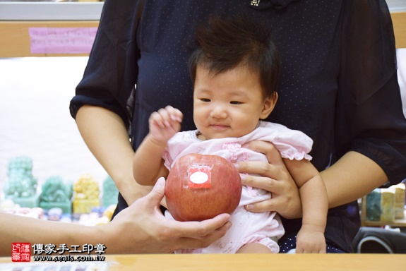 剃胎毛、滿月剃頭、嬰兒剃頭、嬰兒理髮、嬰兒剃髮、嬰兒剃胎毛、嬰兒滿月剃頭、寶寶剃頭、剃胎毛儀式、剃胎毛吉祥話、滿月剃頭儀式、滿月剃頭吉祥話、寶寶剃胎毛、寶寶滿月剃頭理髮、新北永和區剃胎毛、新北永和區滿月剃頭、新北永和區嬰兒剃頭剃胎毛、新北永和區嬰兒理髮、新北永和區嬰兒剃髮、雷寶寶(新北永和區嬰兒寶寶滿月剃頭理髮、免費嬰兒剃胎毛儀式吉祥話)。中國風會場，爸媽寶貝免費穿「日中韓」古裝禮服。專業拍照、DVD光碟、證書。★購買「臍帶章、肚臍章、胎毛筆刷印章」贈送：剃頭、收涎、抓周，三選一。2016.08.21  照片8