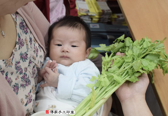 游寶寶(新北永和區嬰兒寶寶滿月剃頭理髮、免費嬰兒剃胎毛儀式吉祥話)。中國風會場，爸媽寶貝免費穿「日中韓」古裝禮服。專業拍照、DVD光碟、證書。★購買「臍帶章、肚臍章、胎毛筆刷印章」贈送：剃頭、收涎、抓周，三選一。 2015.12.02 照片11