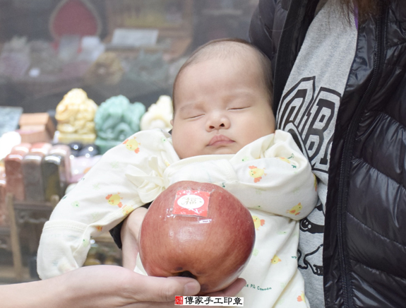郭寶寶(新北永和區嬰兒寶寶滿月剃頭理髮、免費嬰兒剃胎毛儀式吉祥話)。中國風會場，爸媽寶貝免費穿「日中韓」古裝禮服。專業拍照、DVD光碟、證書。★購買「臍帶章、肚臍章、胎毛筆刷印章」贈送：剃頭、收涎、抓周，三選一。 2015.12.06 照片9