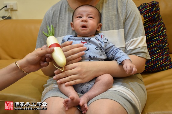 剃胎毛、滿月剃頭、嬰兒剃頭、嬰兒理髮、嬰兒剃髮、嬰兒剃胎毛、嬰兒滿月剃頭、寶寶剃頭、剃胎毛儀式、剃胎毛吉祥話、滿月剃頭儀式、滿月剃頭吉祥話、寶寶剃胎毛、寶寶滿月剃頭理髮、 新北汐止區剃胎毛、新北汐止區滿月剃頭、 新北汐止區嬰兒剃頭剃胎毛、新北汐止區嬰兒理髮、新北汐止區嬰兒剃髮、張寶寶(新北汐止區到府嬰兒寶寶滿月剃頭理髮、免費到府嬰兒剃胎毛儀式吉祥話)。到府剃頭剃胎毛主持、專業拍照、DVD光碟、證書。★購買「臍帶章、肚臍章、胎毛筆刷印章」贈送：剃頭、收涎、抓周，三選一。2017.05.14  照片11