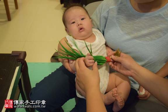 剃胎毛、滿月剃頭、嬰兒剃頭、嬰兒理髮、嬰兒剃髮、嬰兒剃胎毛、嬰兒滿月剃頭、寶寶剃頭、剃胎毛儀式、剃胎毛吉祥話、滿月剃頭儀式、滿月剃頭吉祥話、寶寶剃胎毛、寶寶滿月剃頭理髮、 台北文山區剃胎毛、台北文山區滿月剃頭、 台北文山區嬰兒剃頭剃胎毛、台北文山區嬰兒理髮、台北文山區嬰兒剃髮、張寶寶(台北文山區到府嬰兒寶寶滿月剃頭理髮、免費到府嬰兒剃胎毛儀式吉祥話)。到府剃頭剃胎毛主持、專業拍照、DVD光碟、證書。★購買「臍帶章、肚臍章、胎毛筆刷印章」贈送：剃頭、收涎、抓周，三選一。2017.06.28  照片10